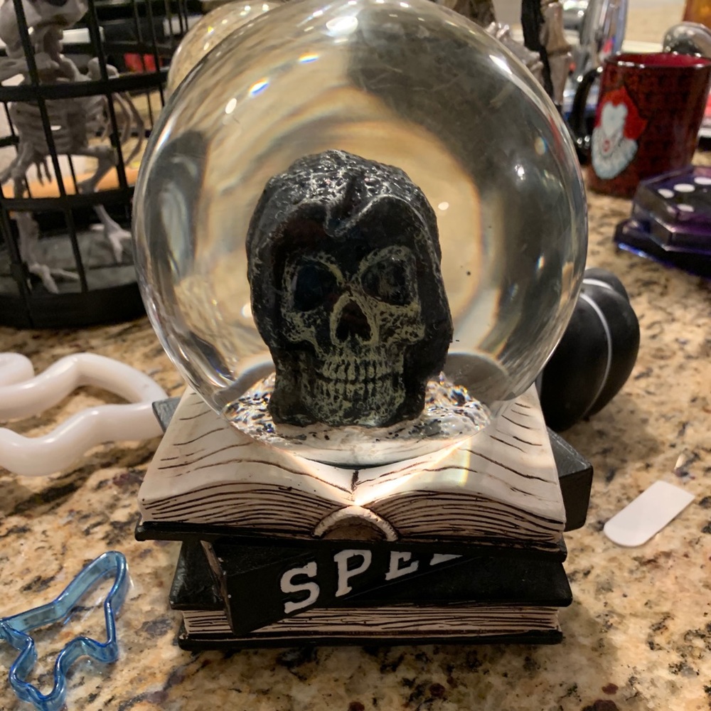 Spooky snow globe wind up